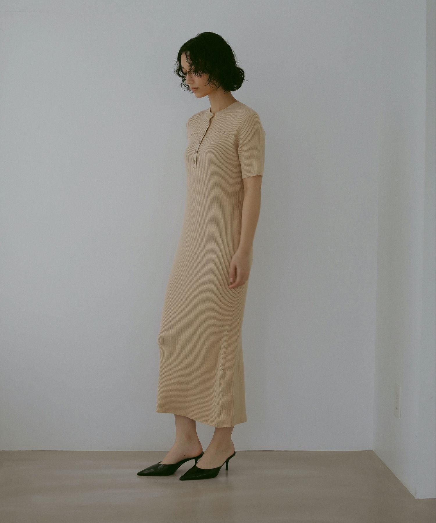 春おすすめ　フロントボタンニットワンピース ベージュ フロントボタンニットワンピース – N WITH.